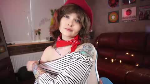 Snapshot of awondrr chatting on 03-28-26, 01:33 Alice online show from 03-28-26, 01:33