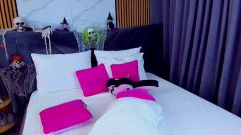 Snapshot of awww_ella chatting on 10-29-25, 05:10 Ella online show from 10-29-25, 05:10