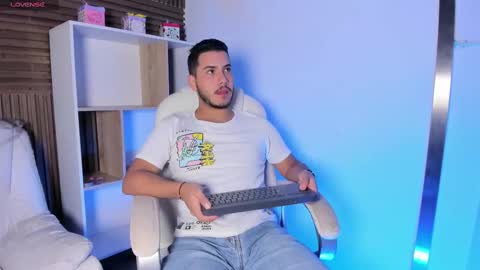 axel_grey_ online show from 10-07-25, 12:13