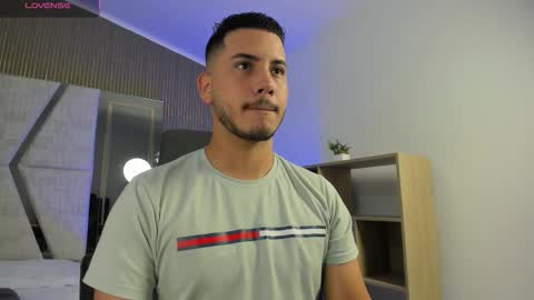 axel_grey_ online show from 01-10-26, 12:29