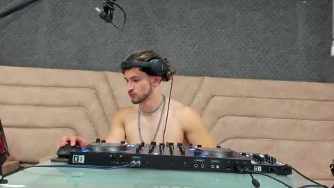 Snapshot of axel_porn_ chatting on 04-25-26, 01:41 Axel online show from 04-25-26, 01:41