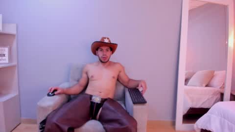 Snapshot of axelblue_ chatting on 01-11-26, 03:28 Axel online show from 01-11-26, 03:28