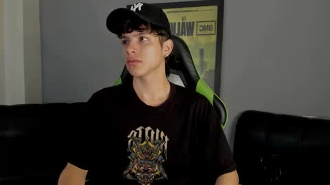 Snapshot of axelraven chatting on 12-04-24, 02:15 Axel Raven online show from 12-04-24, 02:15