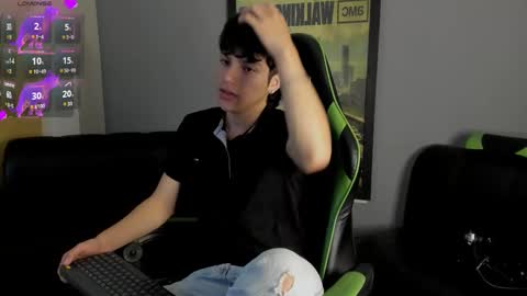 Snapshot of axelraven chatting on 12-16-24, 01:22 Axel Raven online show from 12-16-24, 01:22