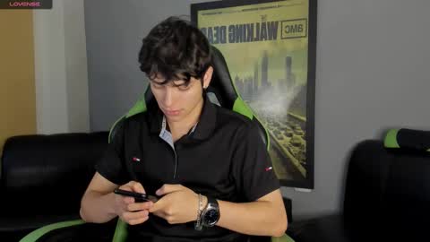 Snapshot of axelraven chatting on 12-31-24, 01:30 Axel Raven online show from 12-31-24, 01:30