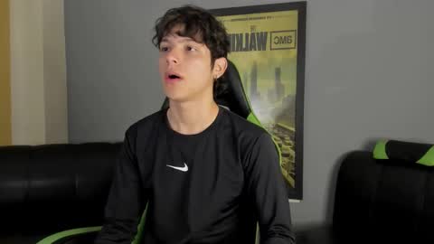 Snapshot of axelraven chatting on 01-07-25, 01:35 Axel Raven online show from 01-07-25, 01:35