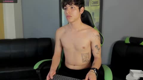 Snapshot of axelraven chatting on 01-08-25, 04:54 Axel Raven online show from 01-08-25, 04:54