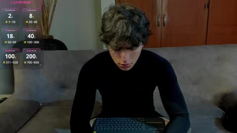 Snapshot of axelraven chatting on 09-10-25, 08:31 Axel Raven online show from 09-10-25, 08:31