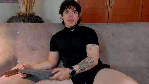 Snapshot of axelraven chatting on 10-21-25, 07:58 Axel Raven online show from 10-21-25, 07:58