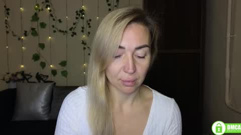 Snapshot of ay_kiss_jully chatting on 11-14-25, 06:45 Jully online show from 11-14-25, 06:45