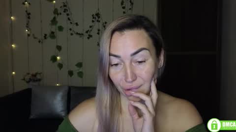 Snapshot of ay_kiss_jully chatting on 11-24-25, 06:51 Jully online show from 11-24-25, 06:51