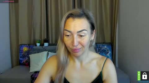 Snapshot of ay_kiss_jully chatting on 11-25-25, 06:30 Jully online show from 11-25-25, 06:30