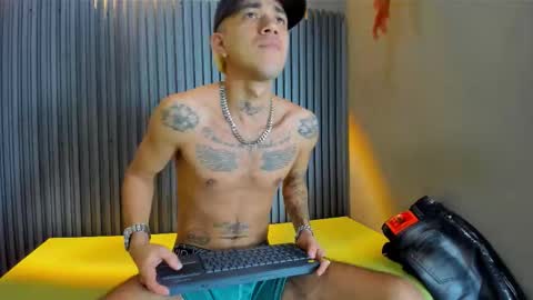 Snapshot of ayala_tattoo chatting on 12-17-25, 08:04 Ayala online show from 12-17-25, 08:04