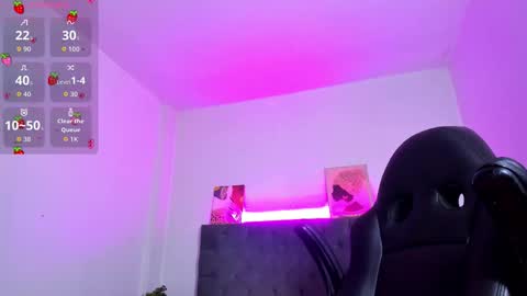 Snapshot of ayliinn_ chatting on 11-27-25, 02:57 Ayliinn online show from 11-27-25, 02:57