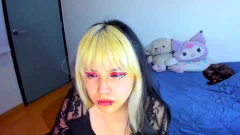 Azu Moure online show from 02-18-25, 07:32