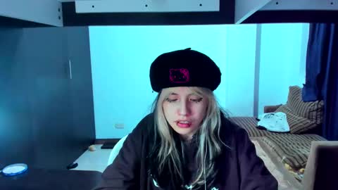 Azu Moure online show from 03-07-25, 10:24