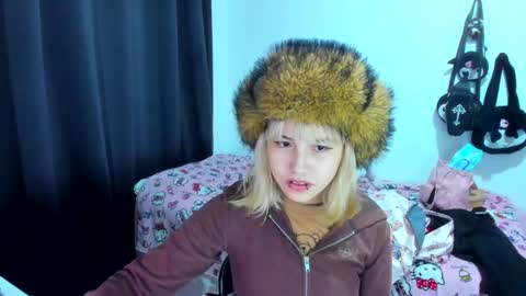 Azu Moure online show from 11-25-25, 01:49