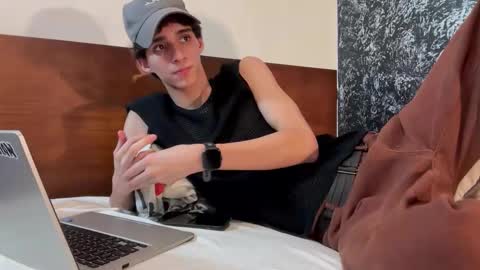 Snapshot of azulyfucsia chatting on 11-27-25, 06:26 nice boy online show from 11-27-25, 06:26