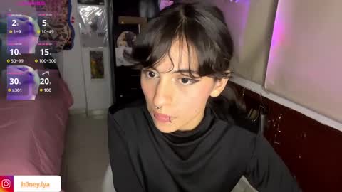 Snapshot of b0nnie_h0ney chatting on 02-12-25, 12:05 Lyanna online show from 02-12-25, 12:05