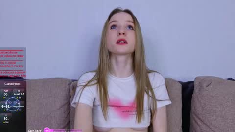 Snapshot of b4by_emilia chatting on 11-10-25, 06:23 b4by_emilia online show from 11-10-25, 06:23