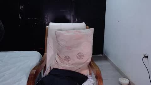 Snapshot of babby_swet chatting on 11-21-25, 02:05 babby_swet online show from 11-21-25, 02:05