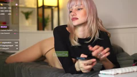 Snapshot of babeholly chatting on 02-20-25, 11:21 Hey Im your angel Holly online show from 02-20-25, 11:21