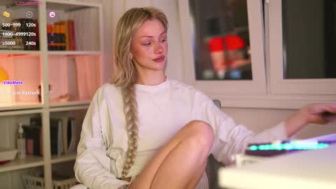 Snapshot of babeholly chatting on 10-24-25, 06:48 Hey Im your angel Holly online show from 10-24-25, 06:48