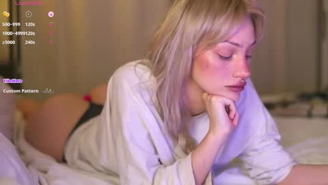 Snapshot of babeholly chatting on 10-26-25, 09:53 Hey Im your angel Holly online show from 10-26-25, 09:53