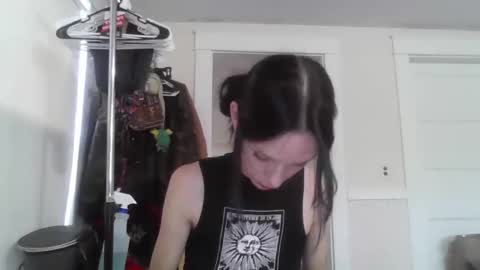 Snapshot of babiifern chatting on 10-16-25, 02:18 Fern Browning online show from 10-16-25, 02:18