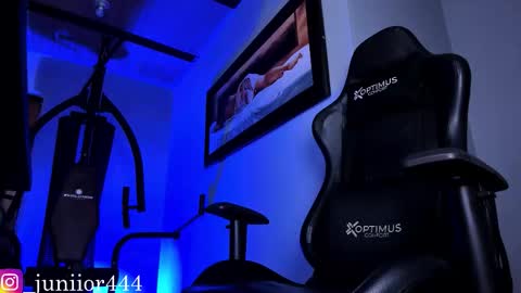 Junior       Independent Model online show from 12-20-25, 04:52