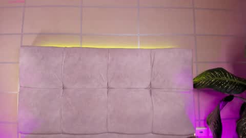 Snapshot of baby_moo chatting on 10-07-25, 04:42 Moon online show from 10-07-25, 04:42