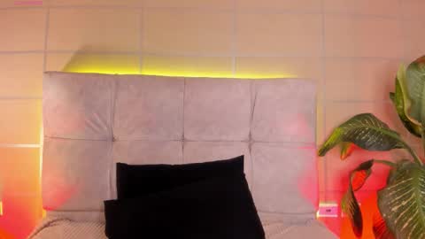 Snapshot of baby_moo chatting on 10-21-25, 04:24 Moon online show from 10-21-25, 04:24