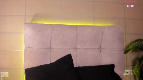 Snapshot of baby_moo chatting on 10-30-25, 03:52 Moon online show from 10-30-25, 03:52