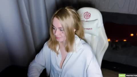 Snapshot of bad_girl009 chatting on 10-28-25, 01:53 Lin online show from 10-28-25, 01:53