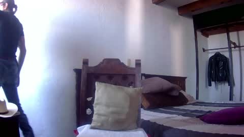 Snapshot of badhombremx chatting on 05-03-26, 03:29 Mexican livin Off the Wall online show from 05-03-26, 03:29