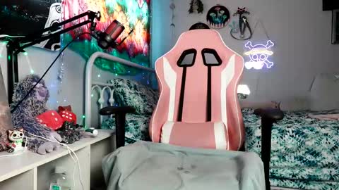 Snapshot of baebaebluexxx chatting on 10-29-25, 07:04 Bae Bae Blue online show from 10-29-25, 07:04