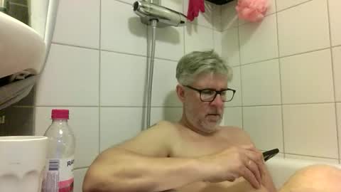 Snapshot of baggelina75 chatting on 05-10-26, 04:01 baggelina75 online show from 05-10-26, 04:01