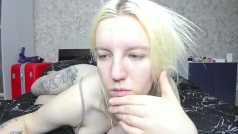 Snapshot of baiambel_mi chatting on 09-09-25, 12:32 holly online show from 09-09-25, 12:32