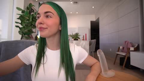 Bailey online show from 01-25-25, 01:41