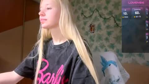 Snapshot of barbie_angel_ chatting on 04-10-26, 04:23 Barbie online show from 04-10-26, 04:23