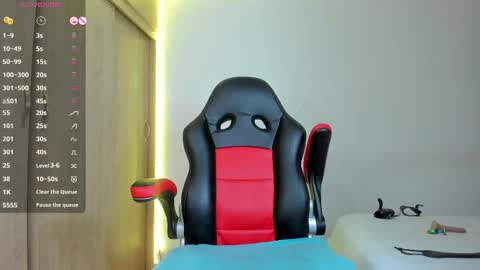 Nicolle  online show from 12-22-25, 05:04