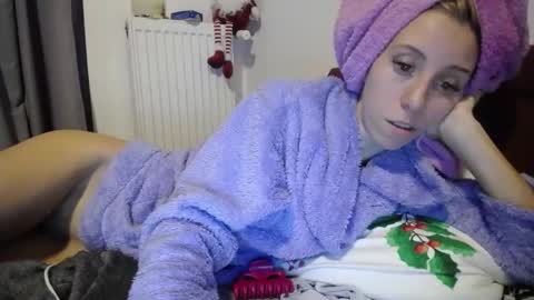 Snapshot of barelylegalblondy chatting on 12-23-24, 09:08 Lena online show from 12-23-24, 09:08