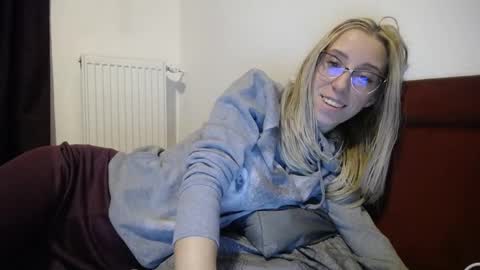 Snapshot of barelylegalblondy chatting on 01-21-25, 08:00 Lena online show from 01-21-25, 08:00