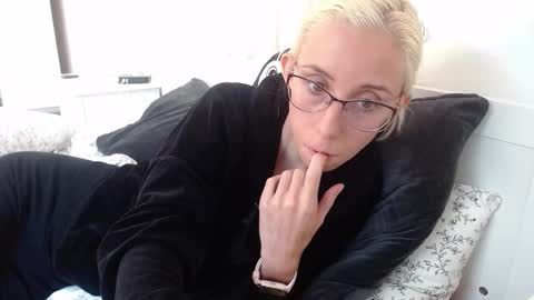 Snapshot of barelylegalblondy chatting on 09-11-25, 03:45 Lena online show from 09-11-25, 03:45