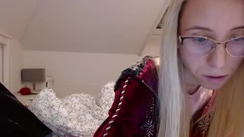 Snapshot of barelylegalblondy chatting on 11-06-25, 05:25 Lena online show from 11-06-25, 05:25