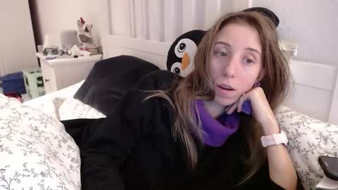 Snapshot of barelylegalblondy chatting on 12-16-25, 07:08 Lena online show from 12-16-25, 07:08