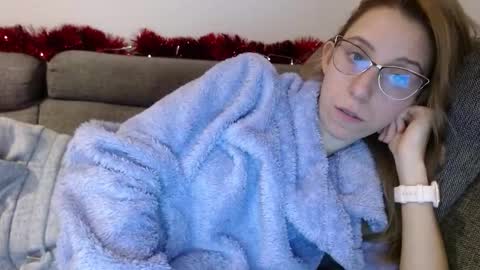 Snapshot of barelylegalblondy chatting on 01-05-26, 05:49 Lena online show from 01-05-26, 05:49