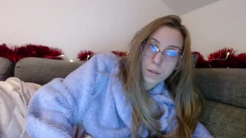 Snapshot of barelylegalblondy chatting on 01-06-26, 06:22 Lena online show from 01-06-26, 06:22