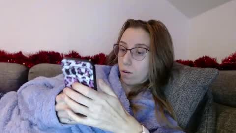 Snapshot of barelylegalblondy chatting on 01-08-26, 05:15 Lena online show from 01-08-26, 05:15