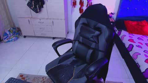 Snapshot of bathory_vamps chatting on 10-26-25, 12:27 online show from 10-26-25, 12:27